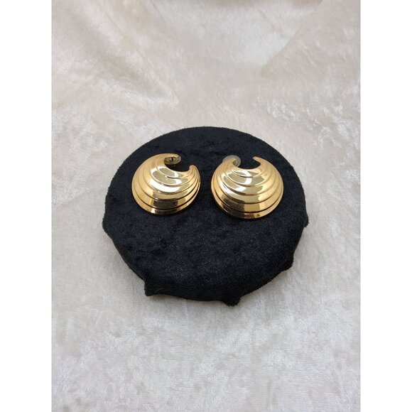 Vintage 1992 Avon Gold Tone Sculpted Button Push Back Statement Earrings - Picture 2 of 5